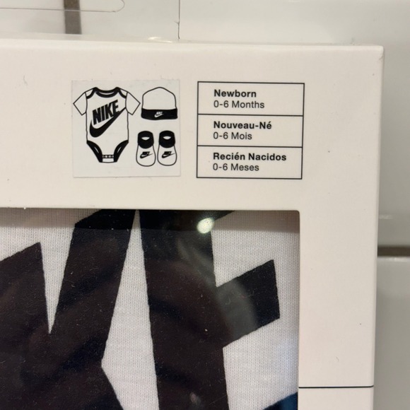 Nike 3 Piece Baby Bodysuit Hat Socks Set Newborn 0 6 Months Black White Logo - Picture 2 of 3